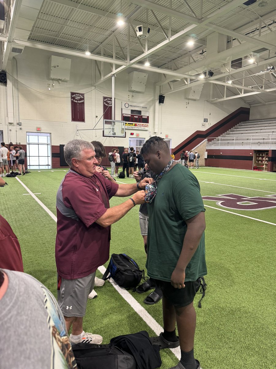 RoundRockFB's tweet photo. Gentleman of the Brotherhood 🤝 

🗣️Character Talk #1🗣️

Today we started our weekly character talk. Today’s topic: How to be a Gentleman. At the end of our talk, our players learned how to tie the double Windsor knot 👔 #Brotherhood #BREAL https://t.co/TIkrhQXj4U