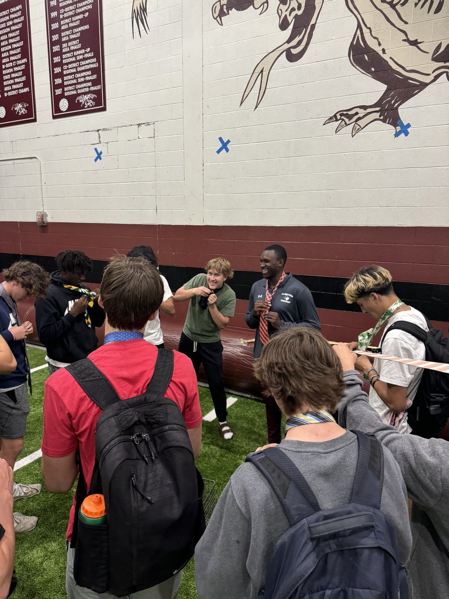 RoundRockFB's tweet photo. Gentleman of the Brotherhood 🤝 

🗣️Character Talk #1🗣️

Today we started our weekly character talk. Today’s topic: How to be a Gentleman. At the end of our talk, our players learned how to tie the double Windsor knot 👔 #Brotherhood #BREAL https://t.co/TIkrhQXj4U