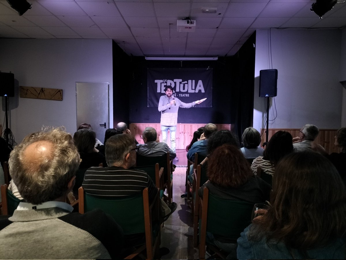 EscriptorsAELC's tweet photo. @OdileTercera @Pgomila @sebastiaportell @ConselldeMca @Ed_proa @LleonardEditor 🎤 Lectura de poemes de Joan Manuel Pérez i Pinya combinada amb gloses de Cati Eva i Miquel Àngel Adrover dins dels #PremisCavallVerd
Presenta l'acte @damiarf, vocal de l'AELC per les Illes.
Gràcies a La Tertúlia Cafè Teatre per acollir-nos i a tots els assistents! https://t.co/KgVyF70ALF