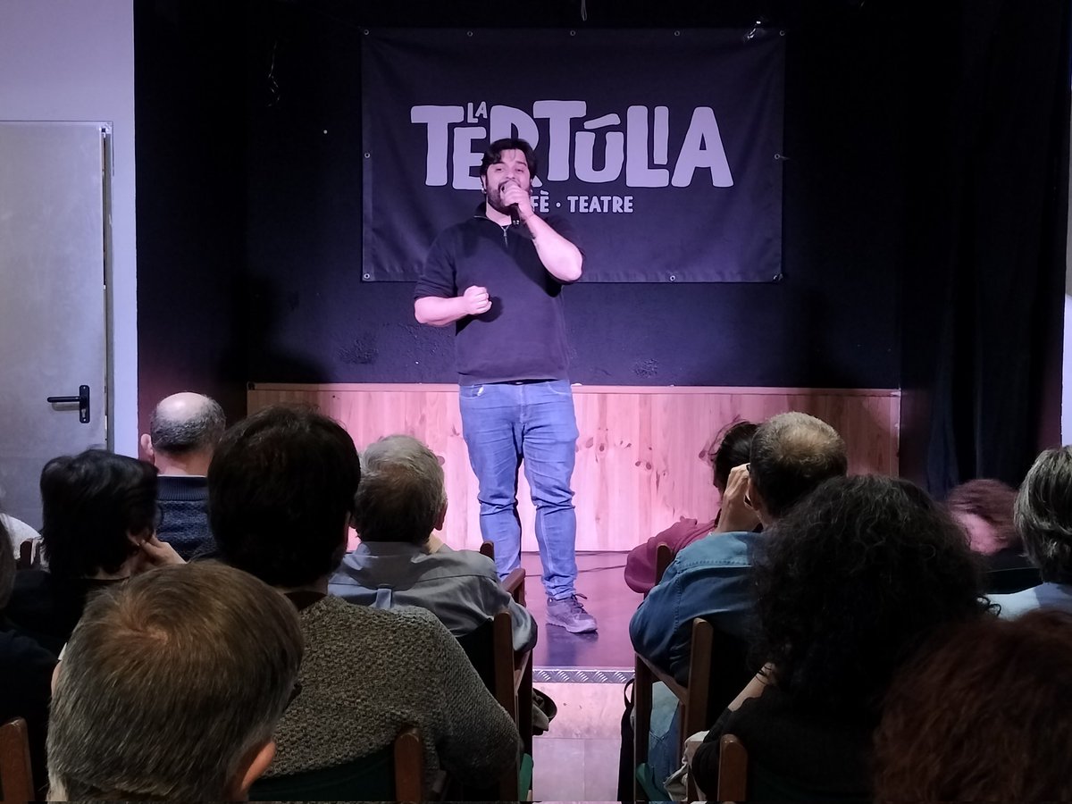 EscriptorsAELC's tweet photo. @OdileTercera @Pgomila @sebastiaportell @ConselldeMca @Ed_proa @LleonardEditor 🎤 Lectura de poemes de Joan Manuel Pérez i Pinya combinada amb gloses de Cati Eva i Miquel Àngel Adrover dins dels #PremisCavallVerd
Presenta l'acte @damiarf, vocal de l'AELC per les Illes.
Gràcies a La Tertúlia Cafè Teatre per acollir-nos i a tots els assistents! https://t.co/KgVyF70ALF
