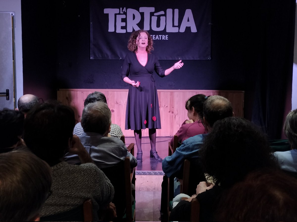 EscriptorsAELC's tweet photo. @OdileTercera @Pgomila @sebastiaportell @ConselldeMca @Ed_proa @LleonardEditor 🎤 Lectura de poemes de Joan Manuel Pérez i Pinya combinada amb gloses de Cati Eva i Miquel Àngel Adrover dins dels #PremisCavallVerd
Presenta l'acte @damiarf, vocal de l'AELC per les Illes.
Gràcies a La Tertúlia Cafè Teatre per acollir-nos i a tots els assistents! https://t.co/KgVyF70ALF