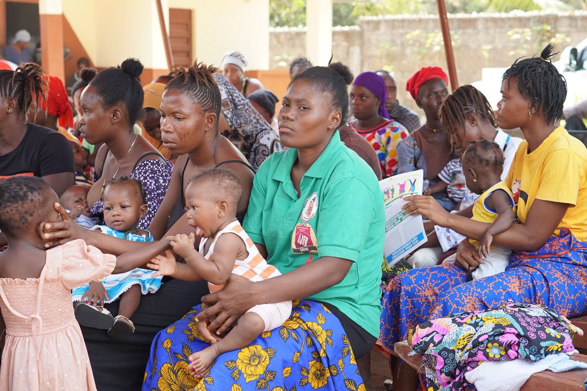 Six months old baby Mariam Jalloh is the first #SierraLeonean 🇸🇱 child to receive the first <a href="/WHO/">World Health Organization (WHO)</a> approved malaria vaccine, the RTS,S. A demonstration of the vaccine was held earlier today at the Kissi Town CHC in Waterloo by @MoH's EPI and partners. Together,  we'll beat malaria.