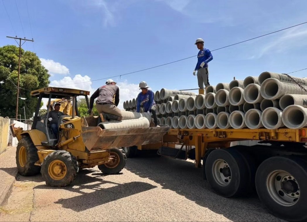 A través de @minaguasven llegaron a Ciudad Bolívar 834 tuberías de concreto para mejorar el sistema de agua en el sector Simón Bolívar, parroquia Catedral. Un trabajo conjunto que realizaremos con nuestro equipo de @hidrobolivar, el poder popular y @CBO_Alcaldia ✌🏻🇻🇪