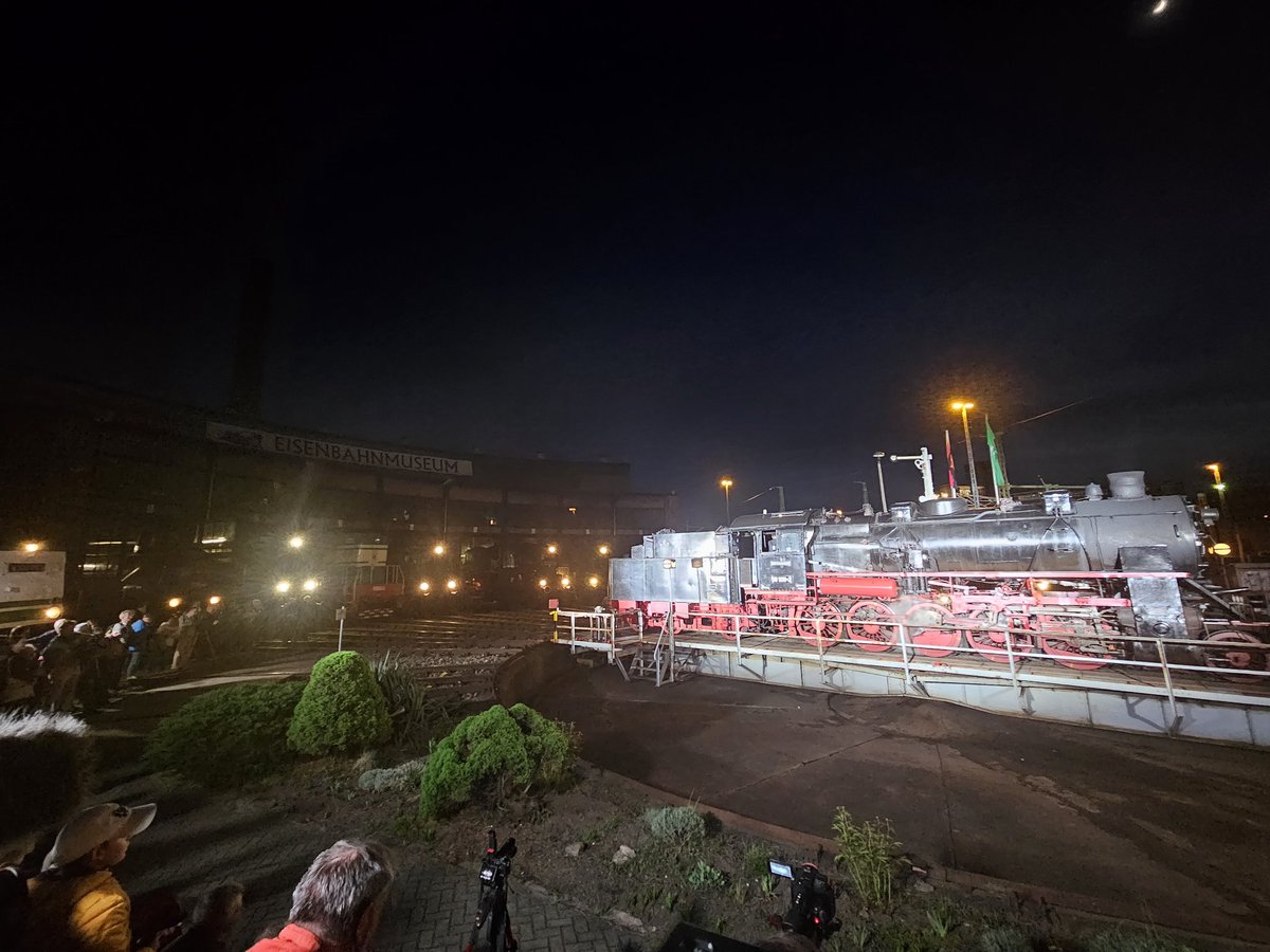 #Bahnzeit in Dresdner Eisenbahnmuseum bei Nachtfoto