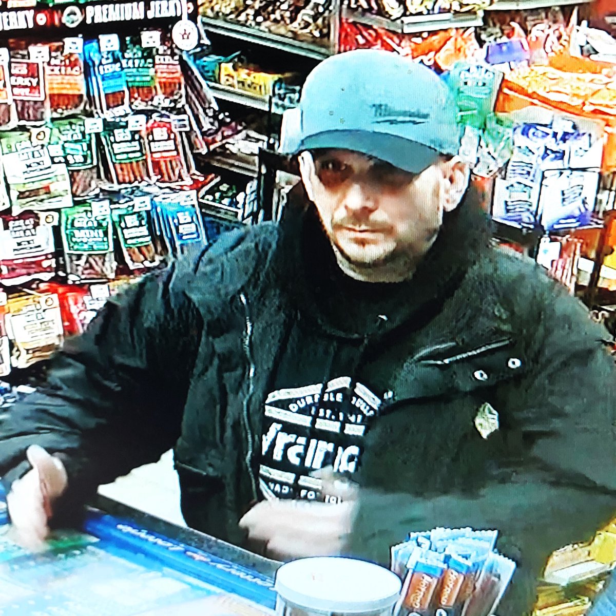 #PtboOPP are looking for assistance in identifying these 2 individuals who attended a business on Lindsay Rd. on April 7, 2024, concealing multiple bottles of alcohol before leaving without paying. If you know who they are, contact the Peterborough OPP or Crime Stoppers. ^dg