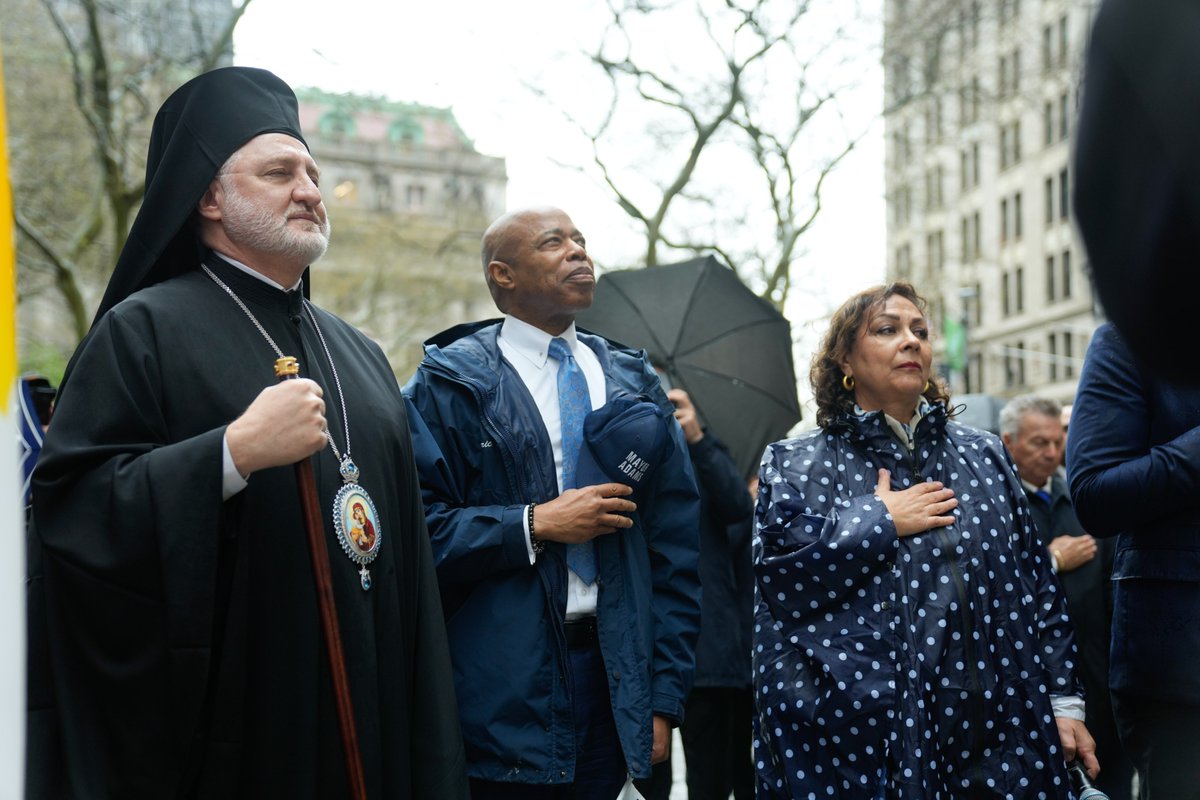 De Bay Ridge a Astoria, la ciudad de Nueva York valora a su comunidad griega. Hoy, @NYCMayor se unió a un grupo de miembros de esta importante comunidad para izar su bandera en Bowling Green y celebrar su Día de la Independencia.