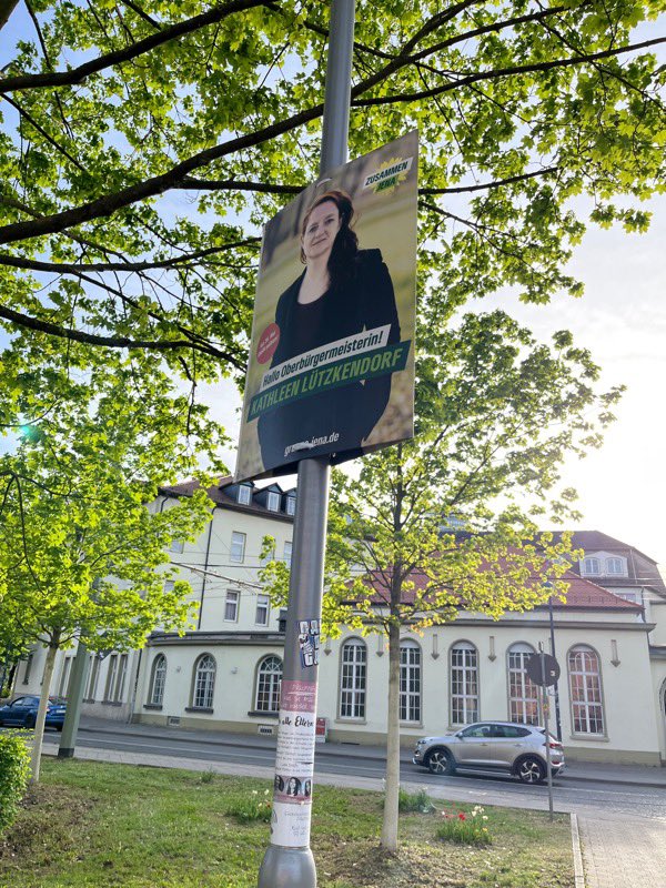 Viele Plakate von sich selbst in der Heimatstadt hängen zu haben bedeutet: #WAHLKAMPF 💚

#ZusammenJena #zwischendurchbeifestgebissen #veganburger #Jena #halloOberbürgermeisterin