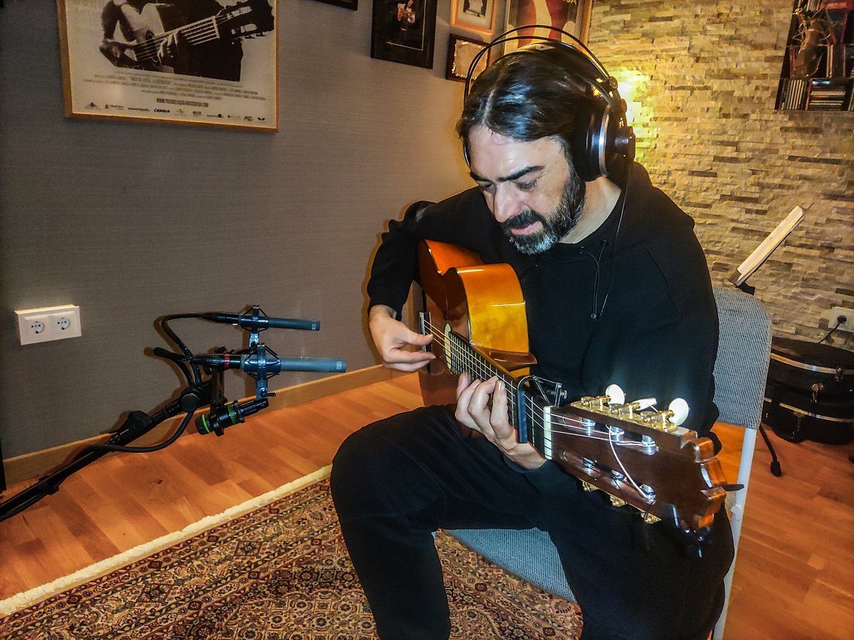 Esta semana hemos tenido el lujo de grabar en nuestro estudio la #guitarra de Juan Requena para el próximo #álbum de Estrella de Manuela, bajo la producción de Cheyenne.

#recordingstudios #recordingguitars #schoeps  #flamenco #musicstudios #guitar #guitarist #guitarraflamenca