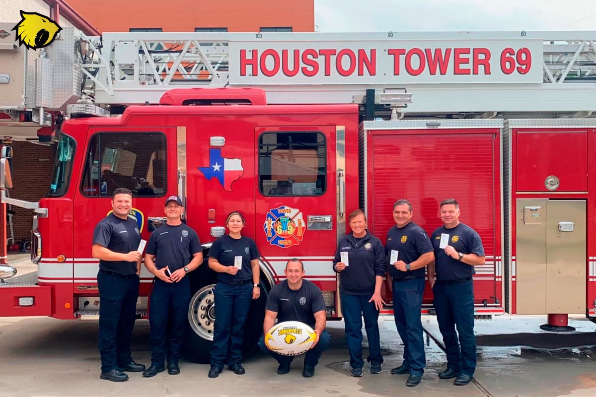 As we gear up for Honoring Hero’s Night, the SaberCats have been out in the community spreading the love by giving tickets to our local heroes! We can’t wait to welcome you all tomorrow night! Go ‘Cats! 😼🚒🇺🇸 #HonoringHeroes #CatsInTheCommunity #SaberCatsRugby #HoustonSaberCats