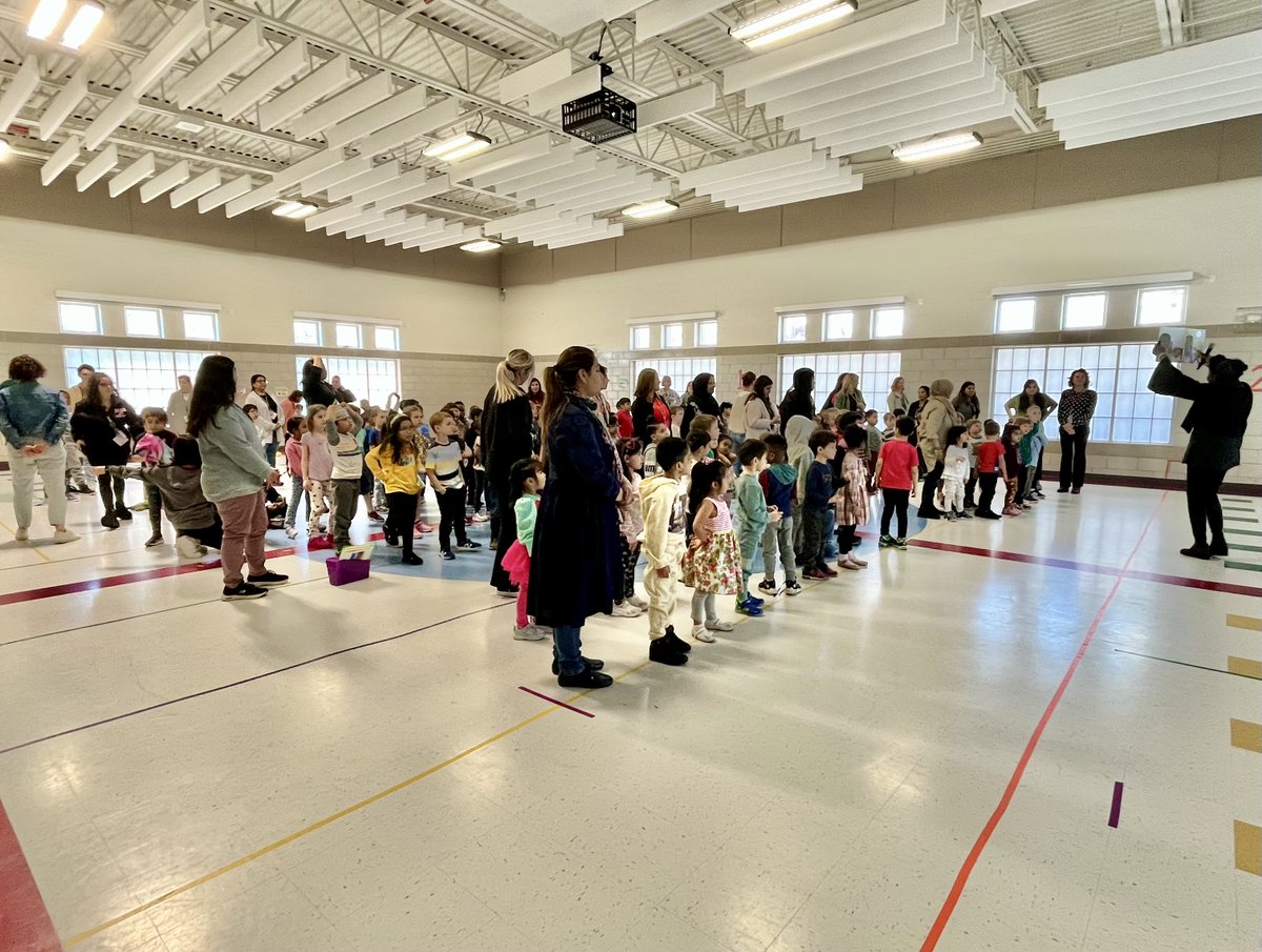 MeyerLib_SD735's tweet image. Meyer had the pleasure of hosting award-winning author, illustrator, and artist Cozbi Cabrera (@CozbiHandmade) this morning! Everyone had a great time- what a fantastic way to start our day! 📚❤️