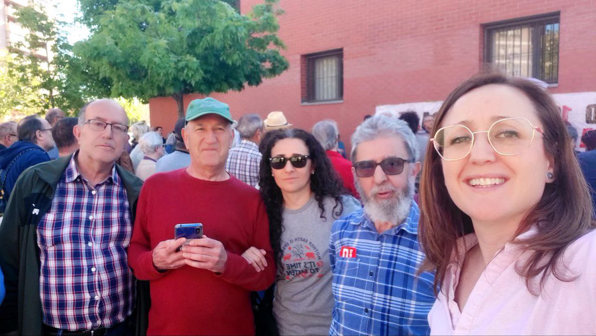 Hoy hemos asistido a la concentración de @FuenlaXPublico en el centro de salud de la calle Alicante, la sanidad pública es un servicio y no una oportunidad de negocio para familiares y amigos.