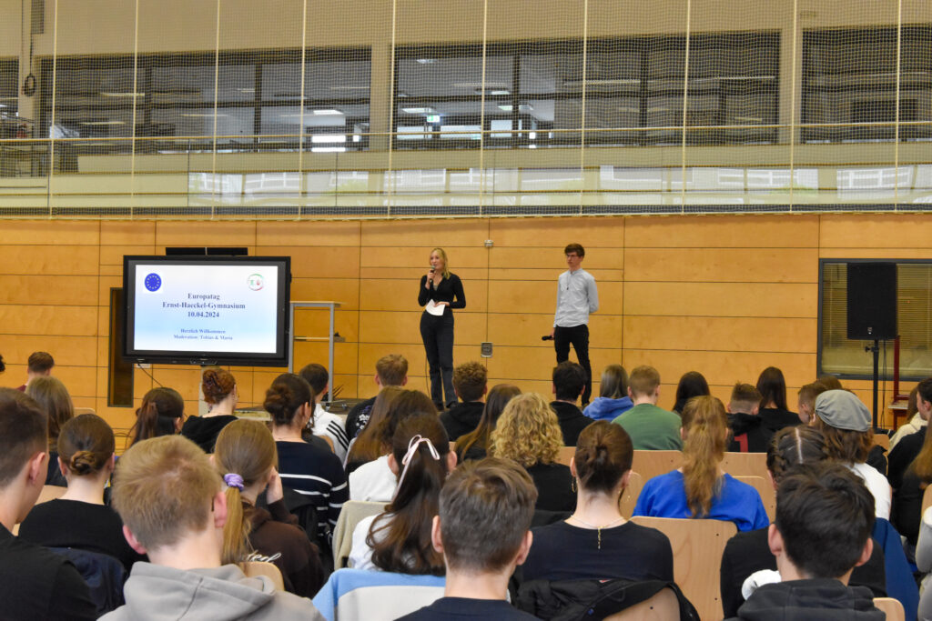 Europa und Schule? Willkommen zu den Europatagen am EHG. Am 10.04. starteten wir nach der Eröffnung von Staatssekretär Ubbleohde in workshops (u.a. von <a href="/FES_Brandenburg/">FES-Brandenburg</a>, <a href="/bundeswehrInfo/">Bundeswehr</a> ) zur Zukunft der EU. Präsentiert wurde alles in einem Markt der Möglichkeiten.   1/2