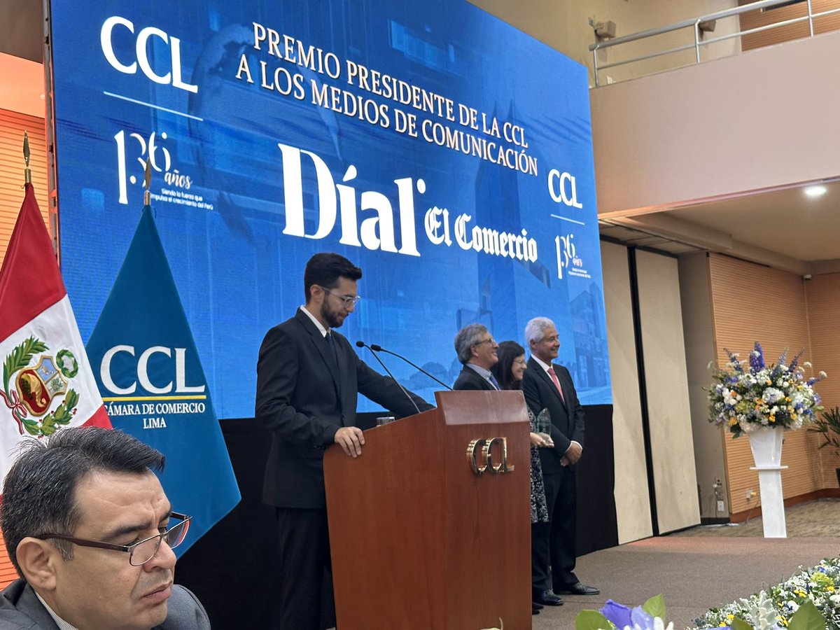 Día1, suplemento económico de @elcomercio_peru, recibió un reconocimiento de la @camaradelima. El premio fue recibido por la editora de Economía y de Día1 de nuestro Diario, @MaroVillalobosR.