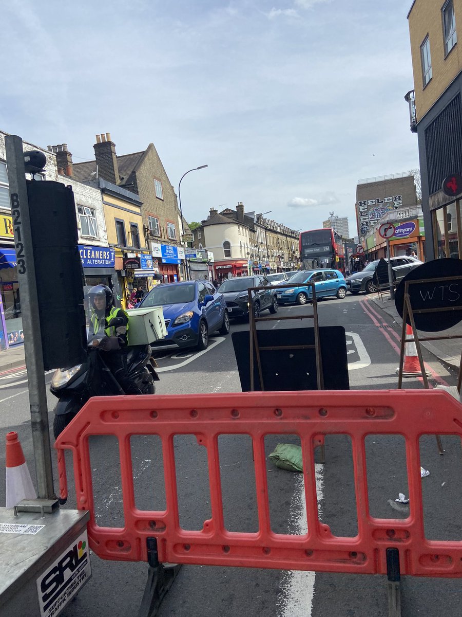 Ongoing roadworks gridlocking the A20👇This single lane residential Victorian road carries freight, construction vehicles, international coaches, buses and all local traffic thanks to the LTN. Blackwall tunnel closes at midnight. @LewishamCouncil @TfL mitigate, suspend the LTN.