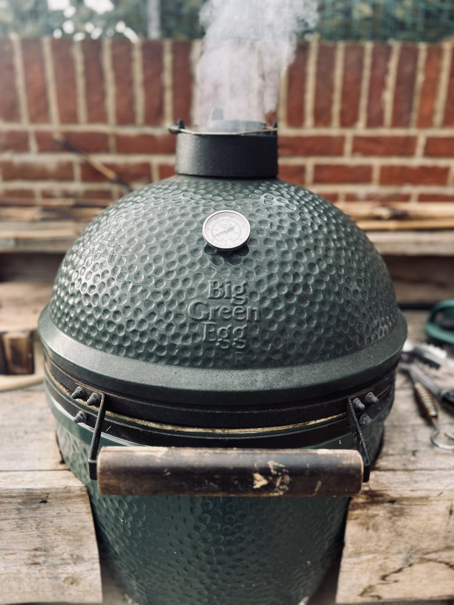 BendyBen999's tweet image. And so it begins. The first BBQ of the year. #BigGreenEgg #XL #outdoorkitchen