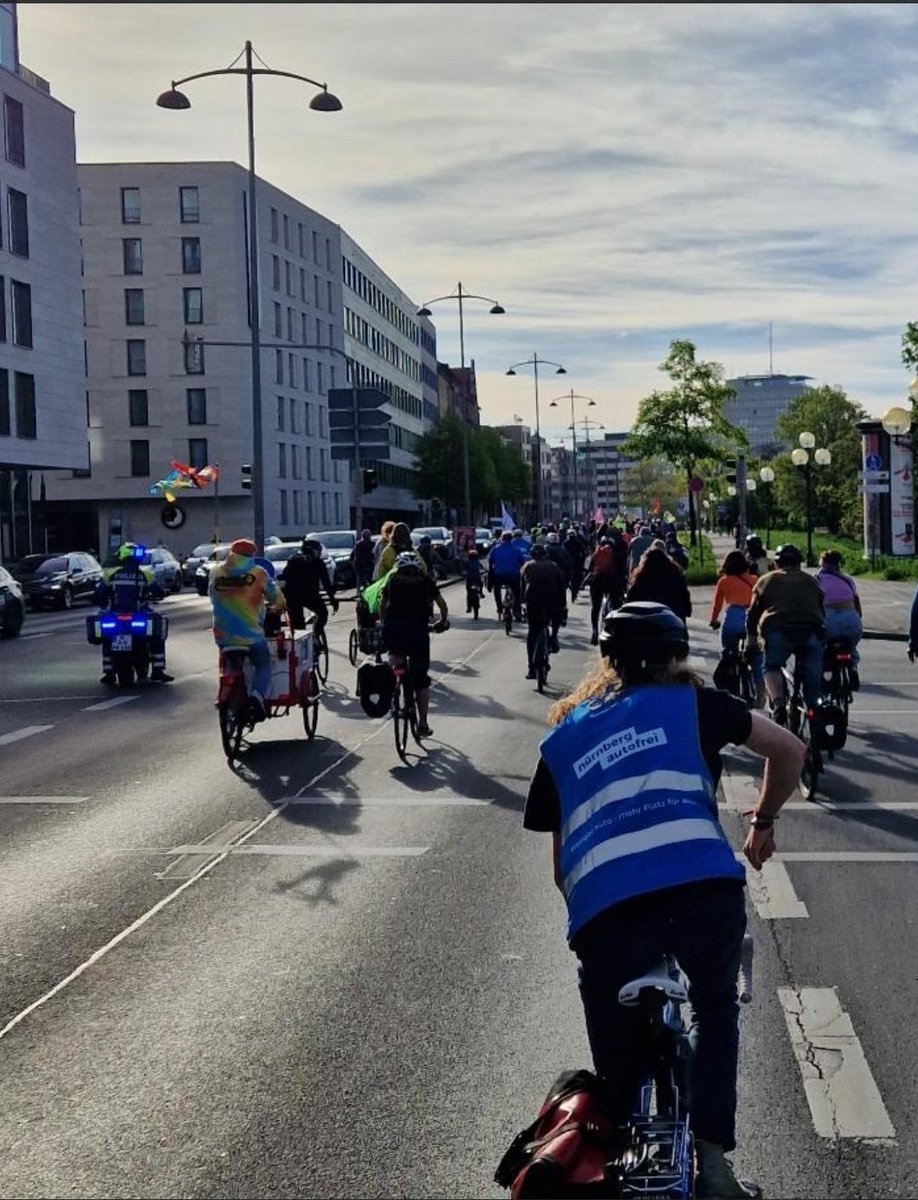 Heuten haben wir wieder mit zahlreichen Menschen gegen den Ausbau der Stadtautobahn #Frankenschnellweg demonstriert.

Ca. 1 Milliarde für einen Tunnel, ca. 10 000 Autos mehr täglich für die Stadt. Das alles in unmittelbarer Nähe zur Altstadt. #Nürnberg