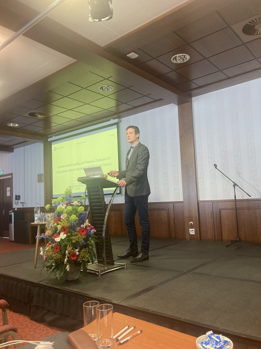 Today, @jong_olivier gave an excellent presentation at the 17th #ESCCD in Egmond aan Zee about the work of his team on extracellular vesicle-mediated #CRISPR-Cas9 delivery!