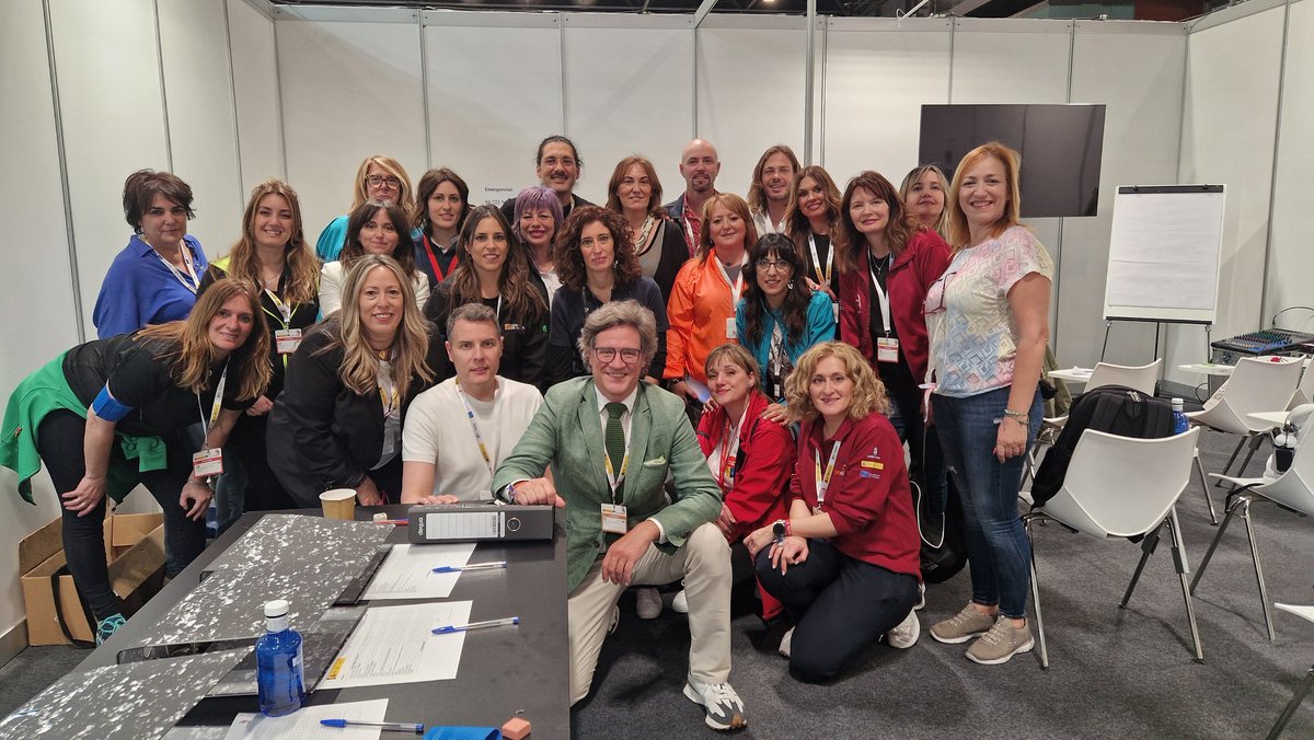 🥇🥈🥉Y cerramos las tres emocionantes jornadas de intensa competición de @Spainskills_fp de @educaciongob. 📷 Aquí con el equipo de la #Skill de Peluquería y su empresa patrocinadora @lorealspain. 👏Solo puedo decir GRACIAS por hacerlo realidad. #Spainskills2024