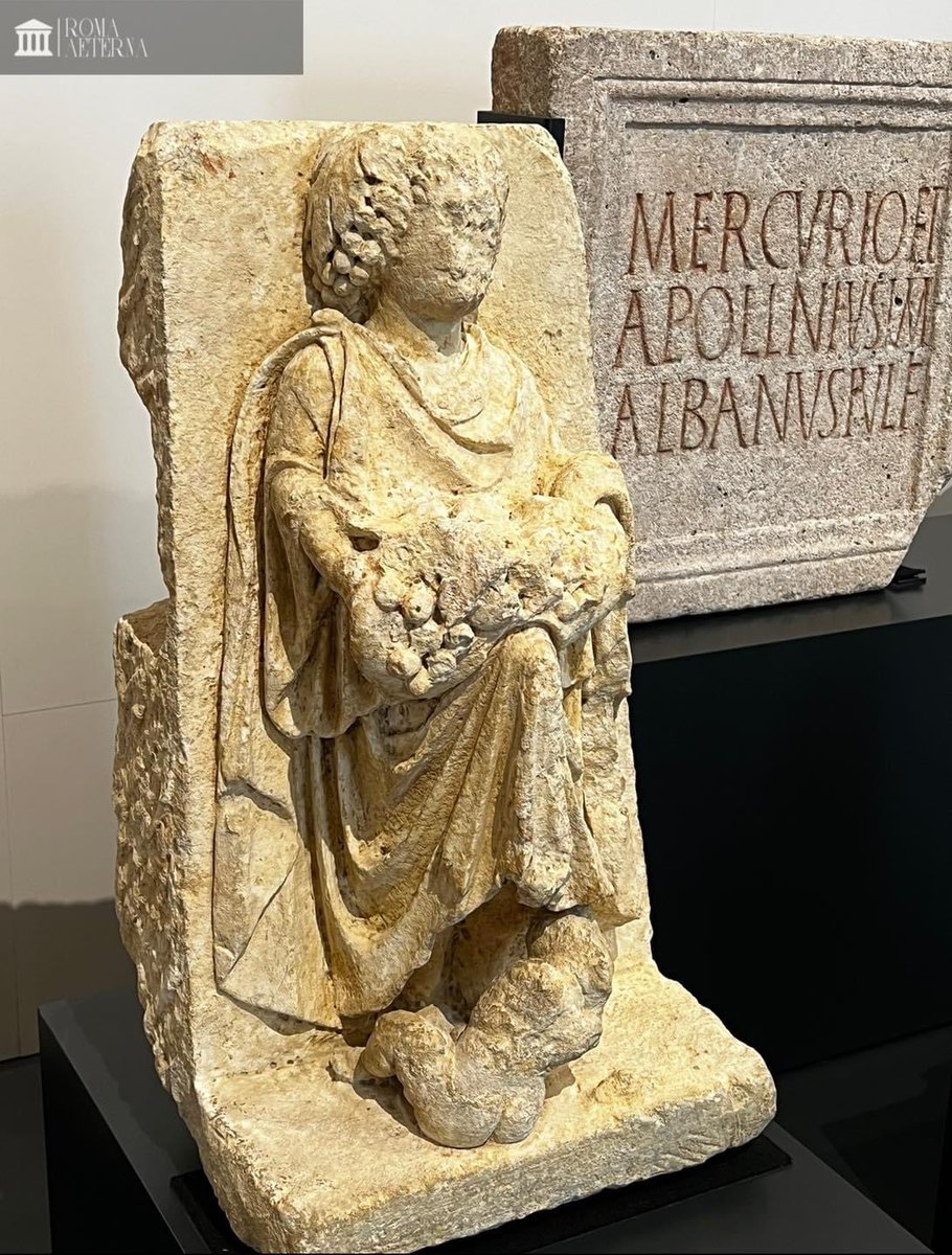 Stèle funéraire représentant Priape (IIe-IIIe s., calcaire). Retrouvée à Besançon dans le Doubs, elle est exposée au musée des Beaux-Arts et d'Archéologie de Besançon.