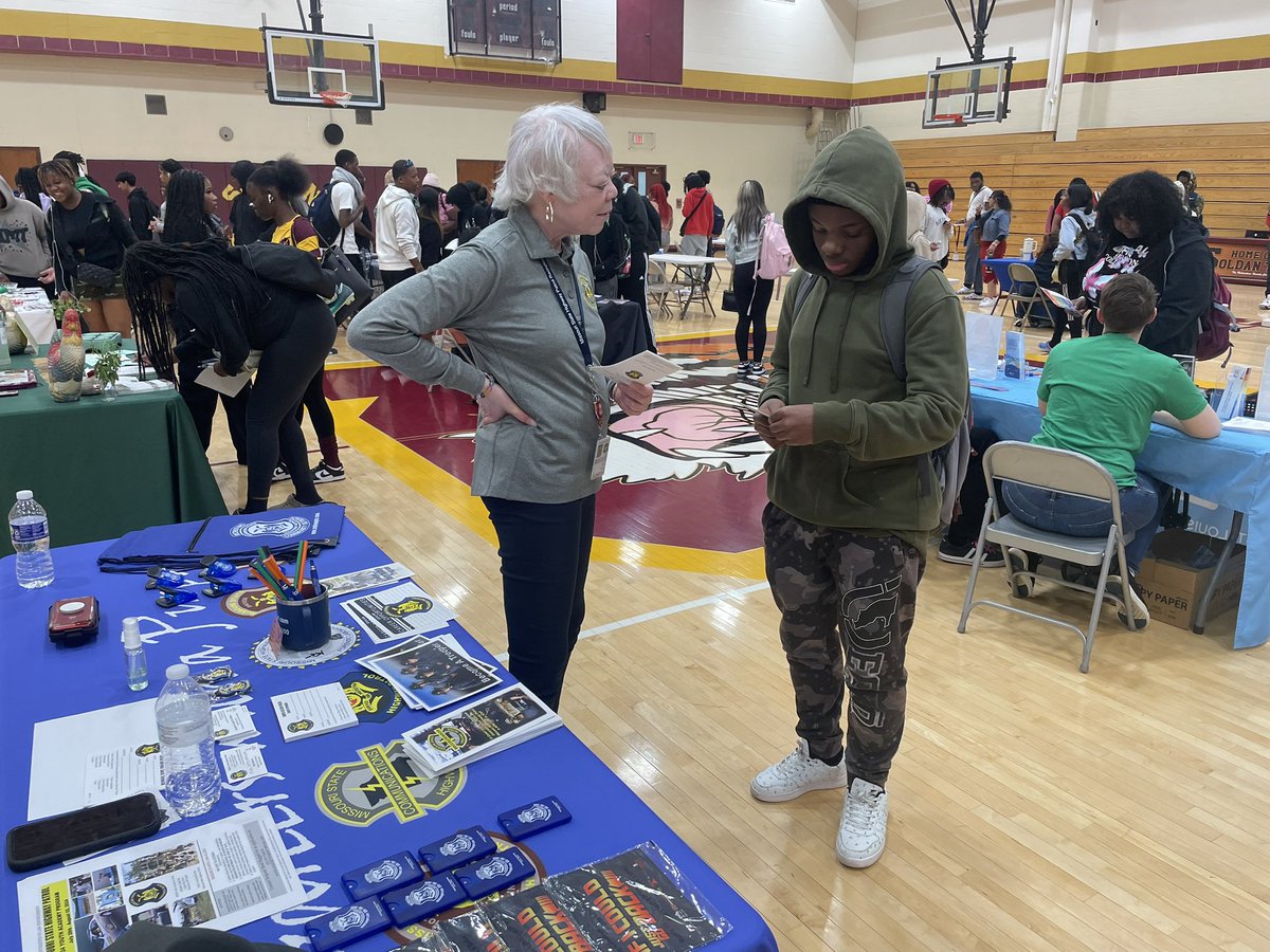 Patrol recruiters had the opportunity to be at Soldan International Studies High School in St. Louis. We had a blast informing their students about all the careers the Missouri State Highway Patrol has to offer! #FutureTroopers #FindYourRole