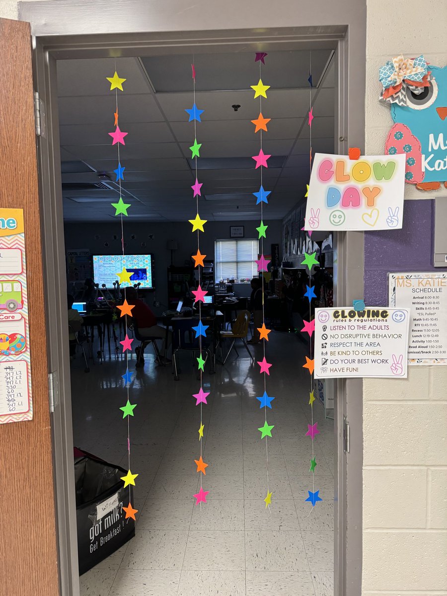 ThelmaBarkerEl's tweet photo. Some of our second graders had a Glow Review Day ✨ #TCAPready #BarkerAwesome https://t.co/BC8miXbY6t