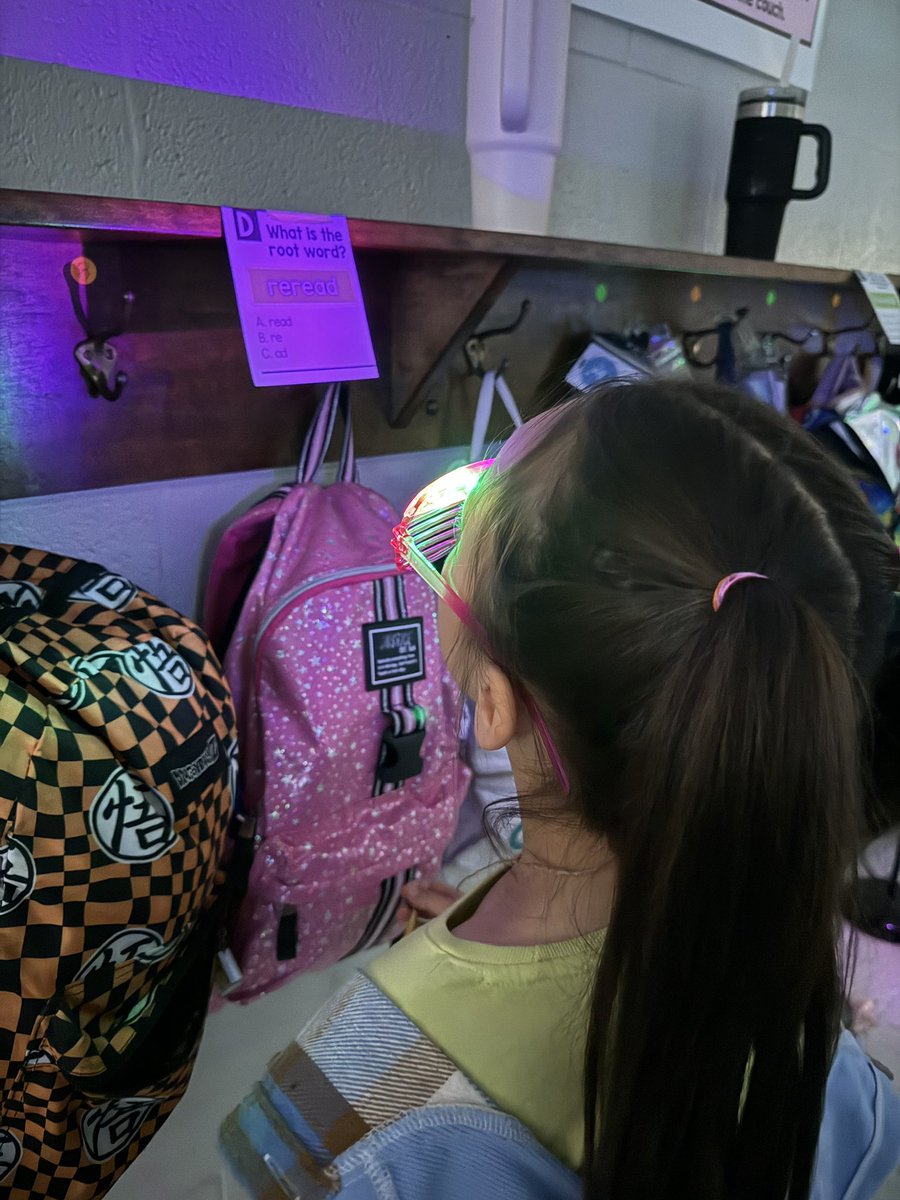 ThelmaBarkerEl's tweet photo. Some of our second graders had a Glow Review Day ✨ #TCAPready #BarkerAwesome https://t.co/BC8miXbY6t