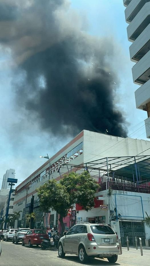 🚨#AlertaADN

🔥 ¡Uno más! Se registra un incendio en el Centro de Convenciones Copacabana en Acapulco, #Guerrero