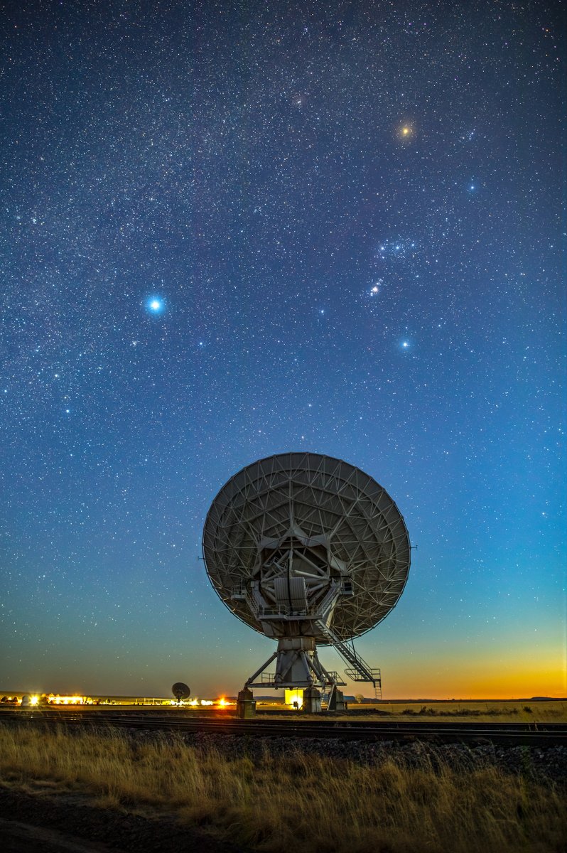 Radio #ImageoftheWeek 📡 If you look out at the night sky during Winter in the northern hemisphere, you can see the constellation Orion high overhead. During the Spring, Orion becomes lower in the sky. Here you can see Orion above a Very Large Array antenna. (1/2)