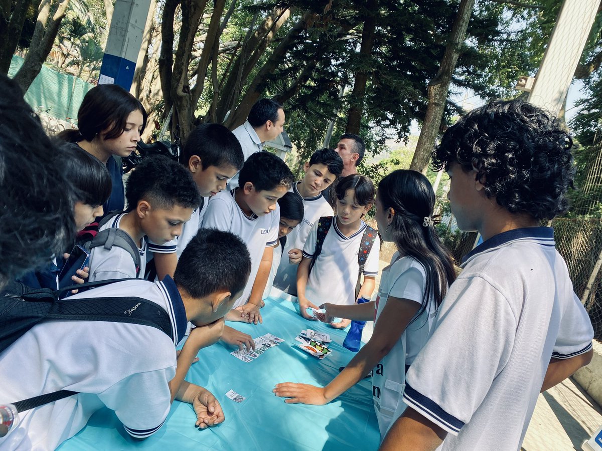 ♻️¡Feria Ambiental en Copacabana, Antioquia! En el espacio desarrollado con los estudiantes de la institución educativa Gabriela Mistral, hablamos sobre diferentes temas ambientales y algunas herramientas para la prevención ante inundaciones. #ZurichColombia #YoMeSumo