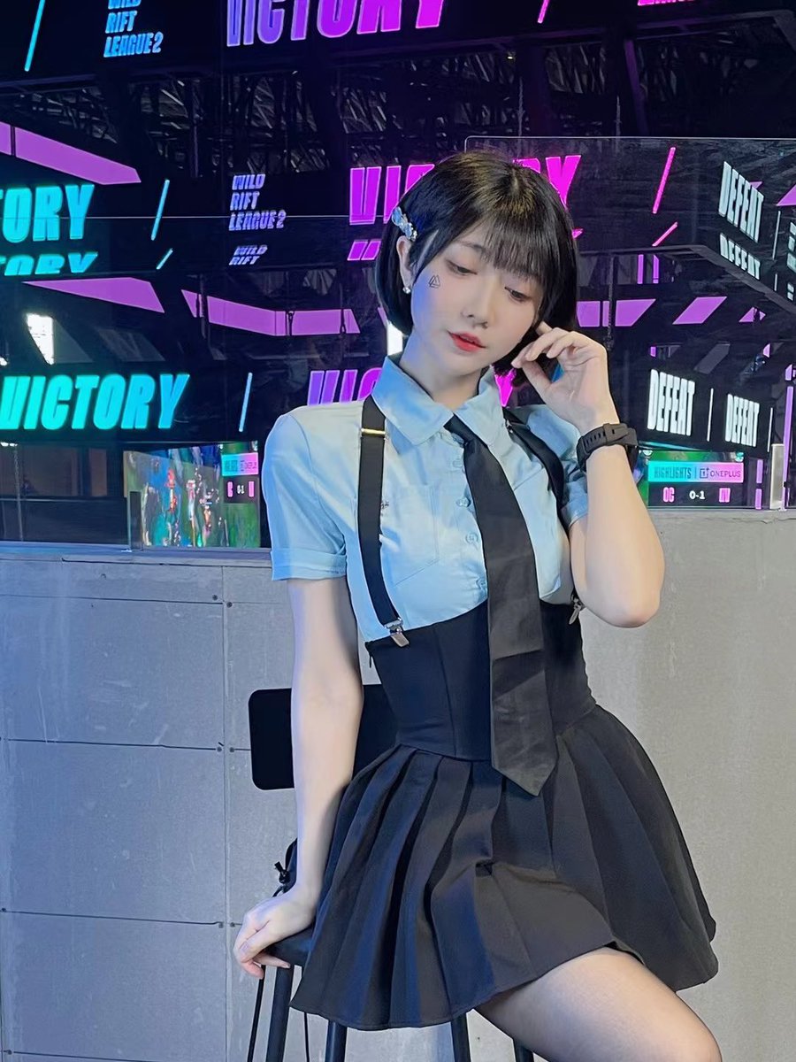 mamedaiichi's tweet photo. 看起来是正常地坐在椅子上，但是掀开裙子就会发现椅子上有两个正在疯狂震动的玩具插在穴里。脸上的纹身贴只是能发出来的部分，衬衫下面的“婊子”“肉便器”或者是黑桃纹身就只有晚上才能给老板看了。 https://t.co/A67eYChnic