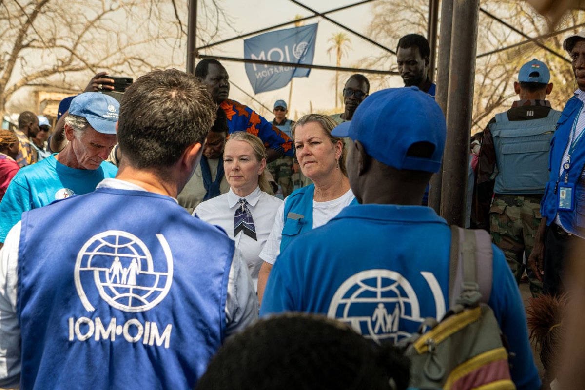 In Renk today with @sigriddiana, a South Sudan border town seeing more than a half million people flee Sudan in the last year. Moved by stories from women, escaping violence with hopes for education & a future for their children. Thanks to 🇸🇪🇪🇺, we can respond to #SudanCrisis.