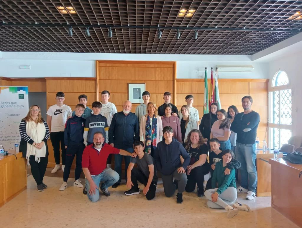 Este lunes 8 de abril , el grupo de 3ºA del IES Federico García Lorca, tuvo la ocasión de defender su decálogo frente al alcalde y varias concejalas.  buff.ly/43VjtYc