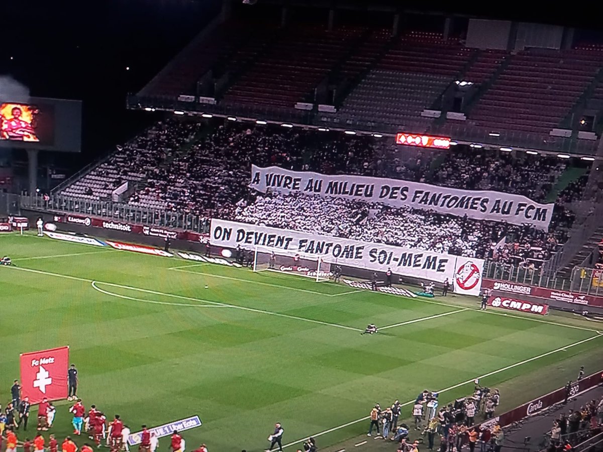 « 𝗔̀ 𝘃𝗶𝘃𝗿𝗲 𝗮𝘂 𝗺𝗶𝗹𝗶𝗲𝘂 𝗱𝗲𝘀 𝗳𝗮𝗻𝘁𝗼̂𝗺𝗲𝘀 𝗮𝘂 𝗙𝗖𝗠, 𝗼𝗻 𝗱𝗲𝘃𝗶𝗲𝗻𝘁 𝗳𝗮𝗻𝘁𝗼̂𝗺𝗲 𝘀𝗼𝗶-𝗺𝗲̂𝗺𝗲 » Les supporters du FC Metz sont déguisés en fantôme ce soir face à Lens pour protester contre les récentes performances du club. 👻