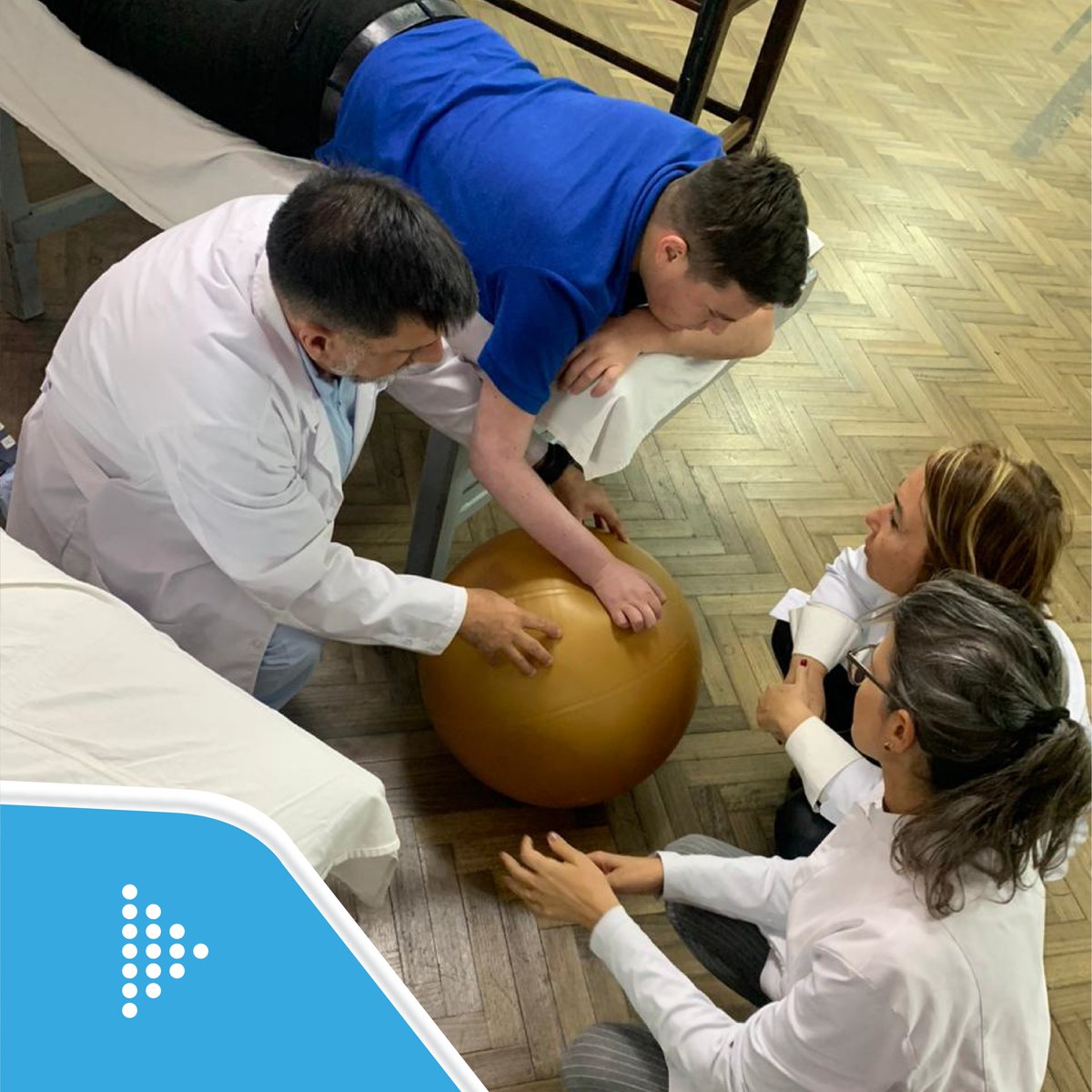 amhclinicas's tweet photo. En la actualidad el servicio cuenta con un plantel de kinesiólogos y algunas especialidades como: rehabilitación cardio respiratoria, rehabilitación vestibular, rehabilitación para lesiones de nervios periféricos y plexos. 
#ElHospital #AMHC https://t.co/Z1RWQPQALn