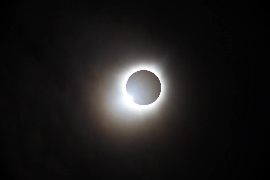 Two of my dad's photos from the solar #eclipse in #Ohio on Monday 8th April. The classic view of #totality we had for 3mins 26s as the moon completely blocked the sun, followed by the very brief but phenomenal 'Diamond Ring' effect marking the end of totality! 🌞🌑🤩 #Eclipse2024