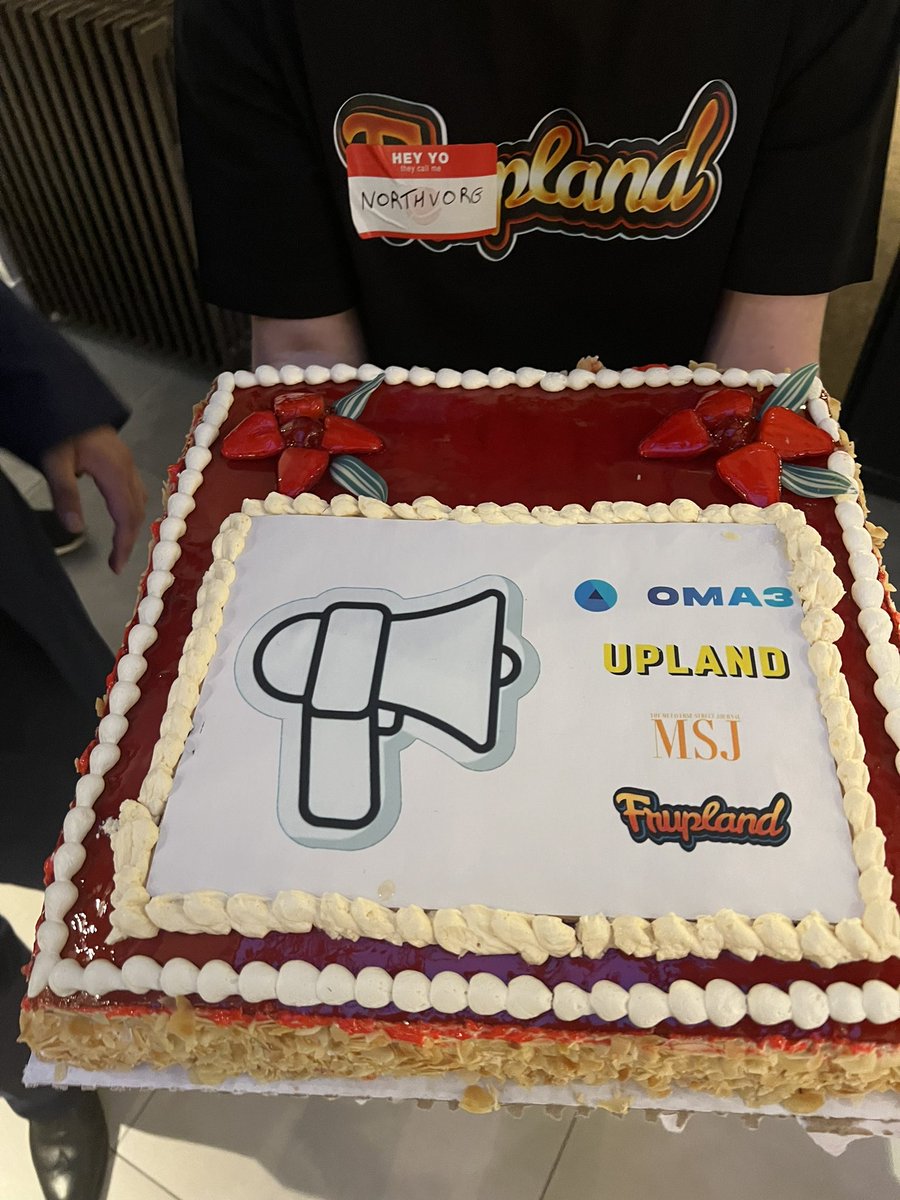 The @MetaverseEditor and @frupland put together a wonderful french @UplandMe community event today in #Paris. They made a cake with a broadcaster badge and even included the @oma3dao logo. Thank you!!