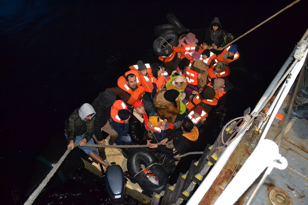 İzmir açıklarında düzensiz göçmen operasyonu ilkha.com/guncel/izmir-a…