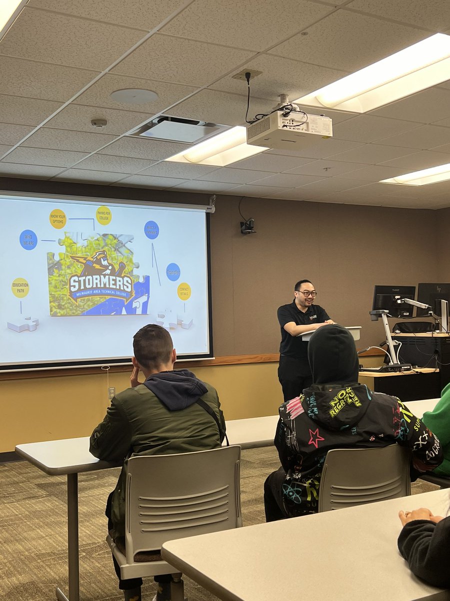 RoundTableOC's tweet image. Thank you Junior Vue and @matcmilwaukee for the information and tour of the Oak Creek campus today!