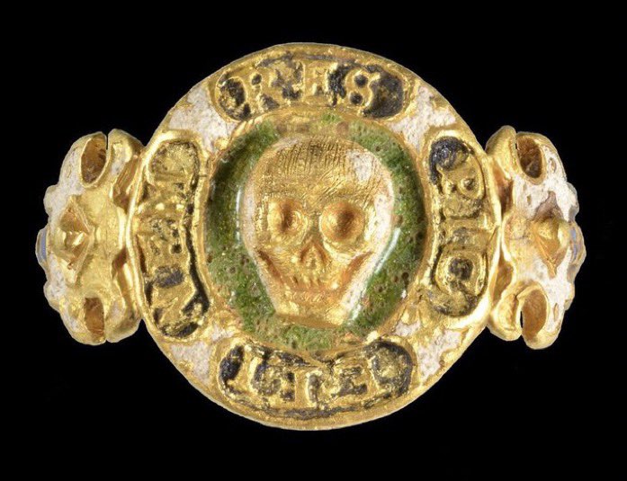 A favourite for #FindsFriday - a gold ring with a skull on the bezel, encircled with the words ‘respice finem’ - ‘think to the end’. The colourful enamelling has survived in some places. Found in Suffolk.(@findsorguk SF-9977A7) #mementomori