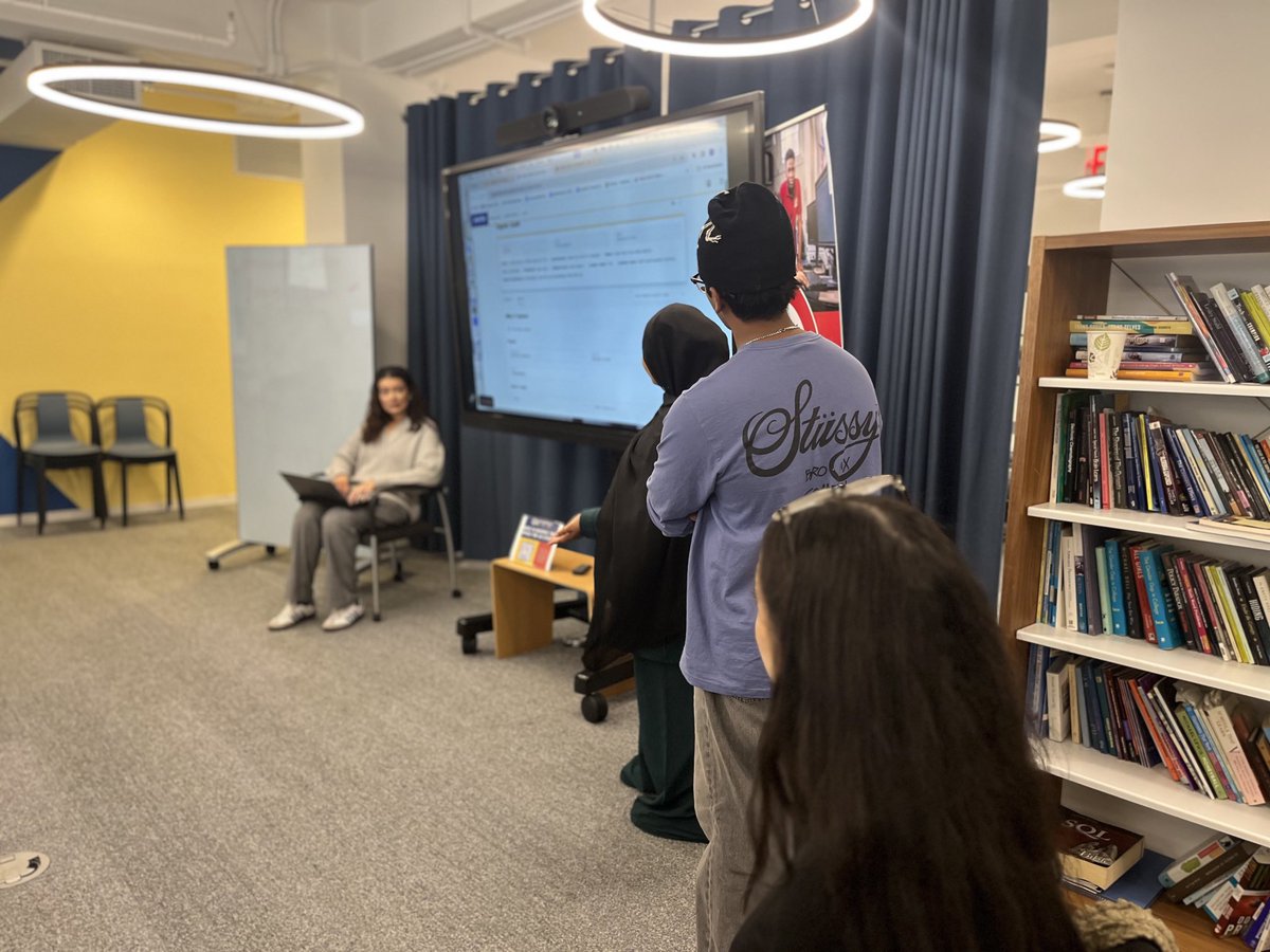 Bridge Through College Peer Leaders hosted an session filled with crucial tips for #collegestudents — reminders about #classregistration, #officehours, & more! 📚✏️ #collegeadvice
