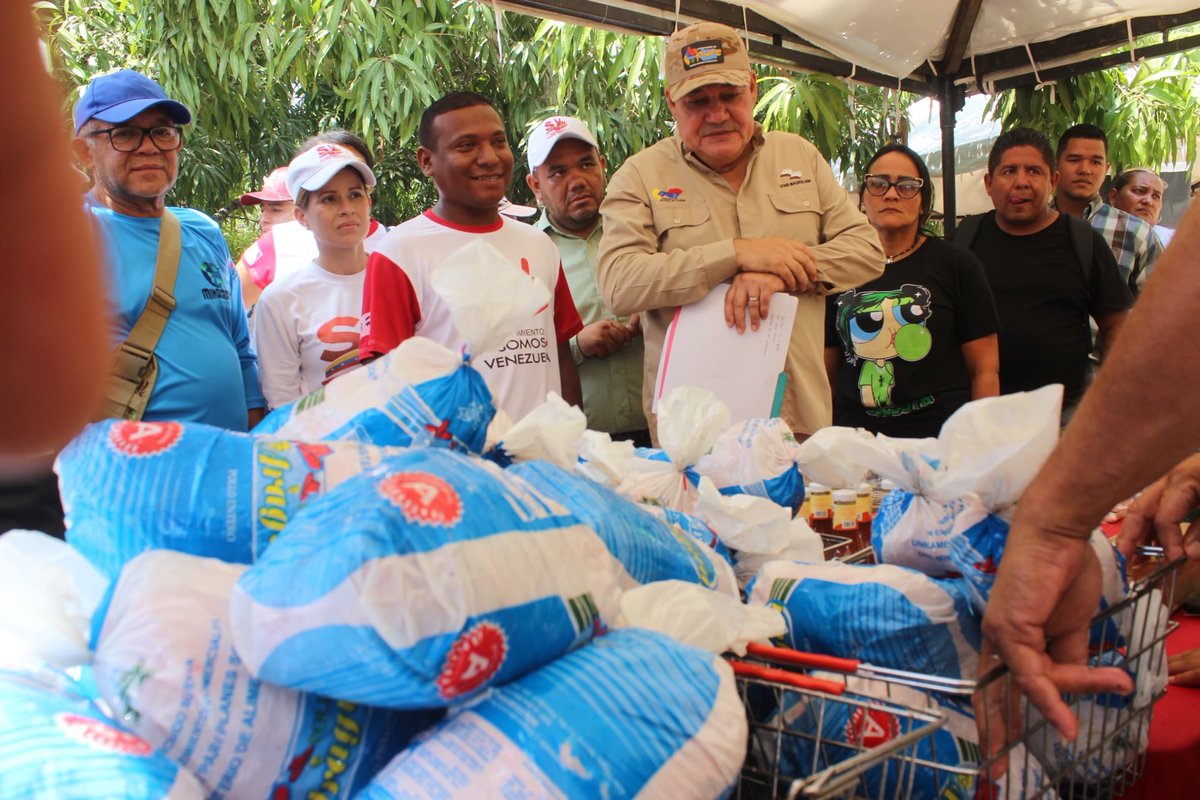 Realizamos jornada de amor en acción en el territorio de la BMS Agroproductiva Centauros de Apure, que atiende las comunidades “Médano Grande”, “Negro Afuera” y “Cueva del Sapo”, de San Fernando de Apure. Con ⁦@NicolasMaduro⁩ al frente protegemos los más vulnerables