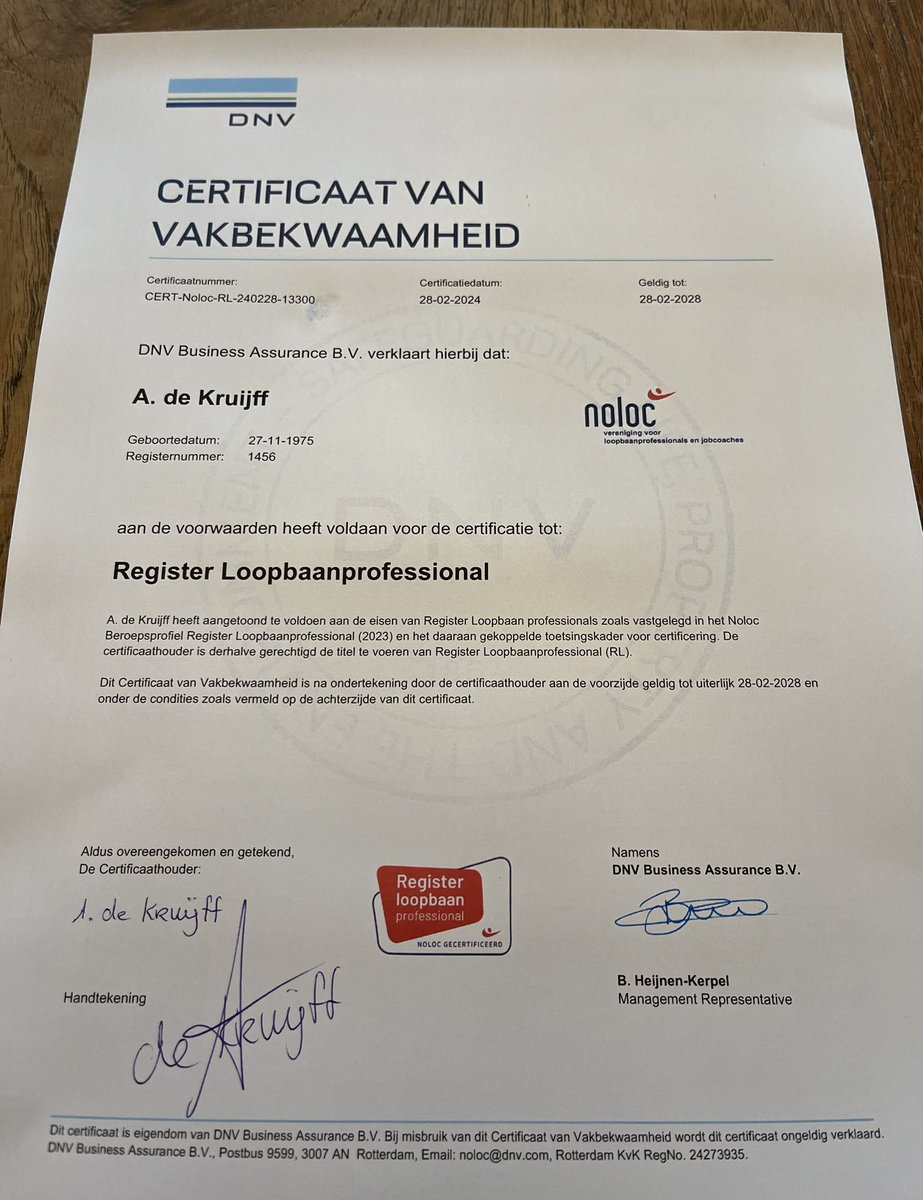 VAKBEKWAAMHEID | Yeah! 🎉 Ik heb een positief certificeringsadvies ontvangen. Alle kwantitatieve vereisten en alle beoordelingscriteria zijn met ‘ja’ en ‘voldoet’ beoordeeld. @NolocLoopbaan 
Ik mag me ook de komende 4 jaar ‘Register Loopbaanprofessional’ blijven noemen. 😁