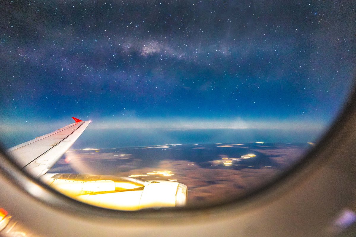 Did you know that you can take a photo of the milky way from an airplane? Did you know that this is not an AI?