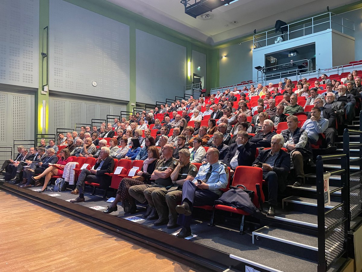 Procureur de Colmar (@proc_colmar) on Twitter photo À l’invitation de <a href="/ludovichaye/">Ludovic HAYE</a> et <a href="/PSchillinger68/">Patricia Schillinger</a> échanges autour des pouvoirs de police du maire et du droit de l’urbanisme
➡️ échanges nourris
➡️ engagement avec <a href="/Prefet68/">Préfet du Haut-Rhin</a> et les services de l’Etat de répondre au mieux aux préoccupations des élus À l’invitation de <a href="/ludovichaye/">Ludovic HAYE</a> et <a href="/PSchillinger68/">Patricia Schillinger</a> échanges autour des pouvoirs de police du maire et du droit de l’urbanisme
➡️ échanges nourris
➡️ engagement avec <a href="/Prefet68/">Préfet du Haut-Rhin</a> et les services de l’Etat de répondre au mieux aux préoccupations des élus