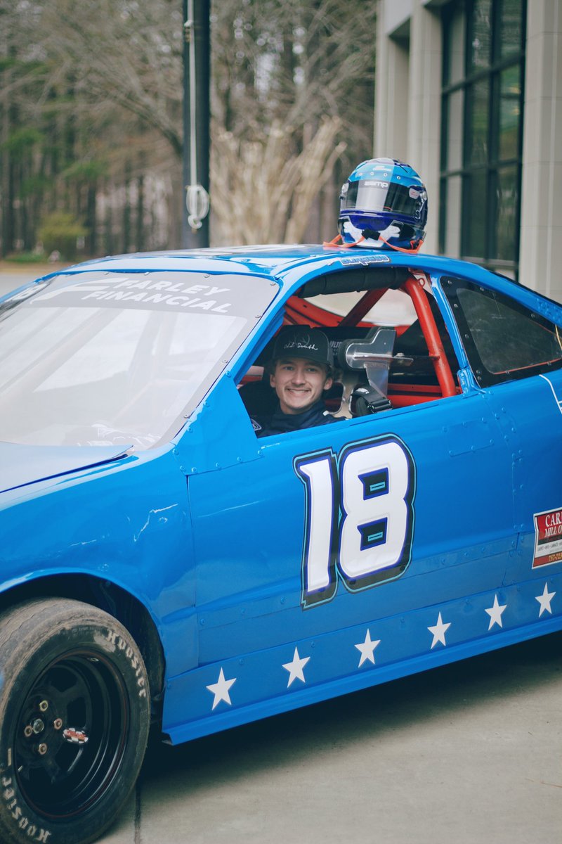 Shout out to the @nhrecvirginia Auto body class for doing a great job on the 'New Horizons Race car' 🏎️🔥 #racing #autobody #school #paint #wearenewhorizons @nnschools @HamptonCSchools @wiccschools @PoquosonSchools @ycsdva @NHREC_VA