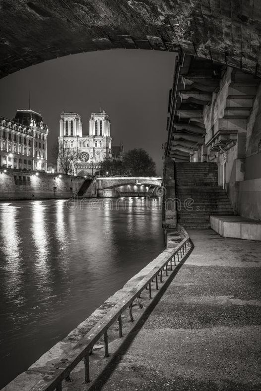 La nuit va tomber sur #Paris ꧁__ Douce nuit à tous__ ꧂