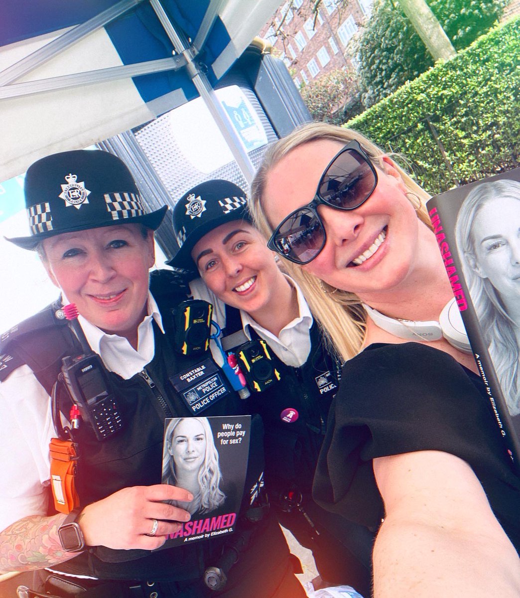 Making friends wherever I go 👮‍♀️👮‍♀️ 🚔 So great to be having such open and understanding conversations about sex workers with the police 🙌🩷⭐️ #nomoreshame #supportforsexworkers #sexworkiswork #sexworkersrights #sexworkersunite #activist #activism