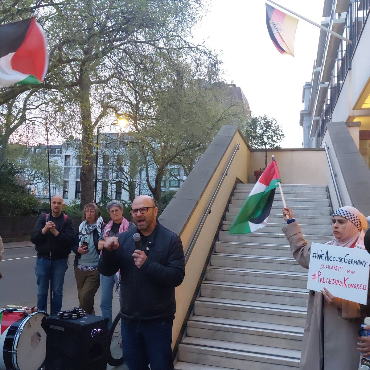 Andrew Feinstein @andrewfeinstein accuses Germany of behaving likes Fascists outside of German Embassy in London due to Ghassan Abu Sitta @GhassanAbuSitt1 detention #WeAccuseGermany #PalaestinaKongress #b1204