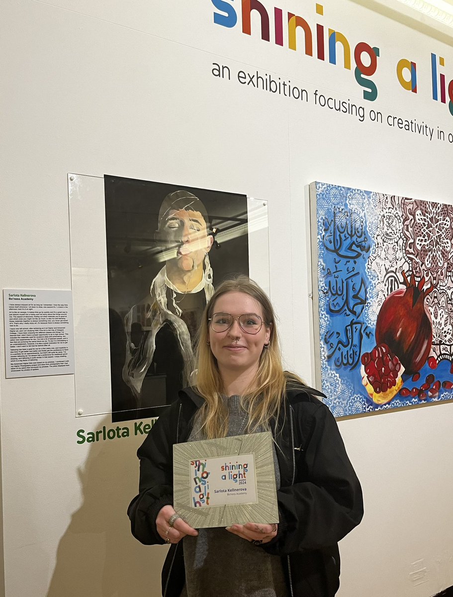2/2 Exhibition was judged by Anna Campbell-Jones. Our former pupil Sarlota won 3rd prize for her wonderful portrait. Massive congratulations Sarlota! Great achievement 👏🏻 🌟