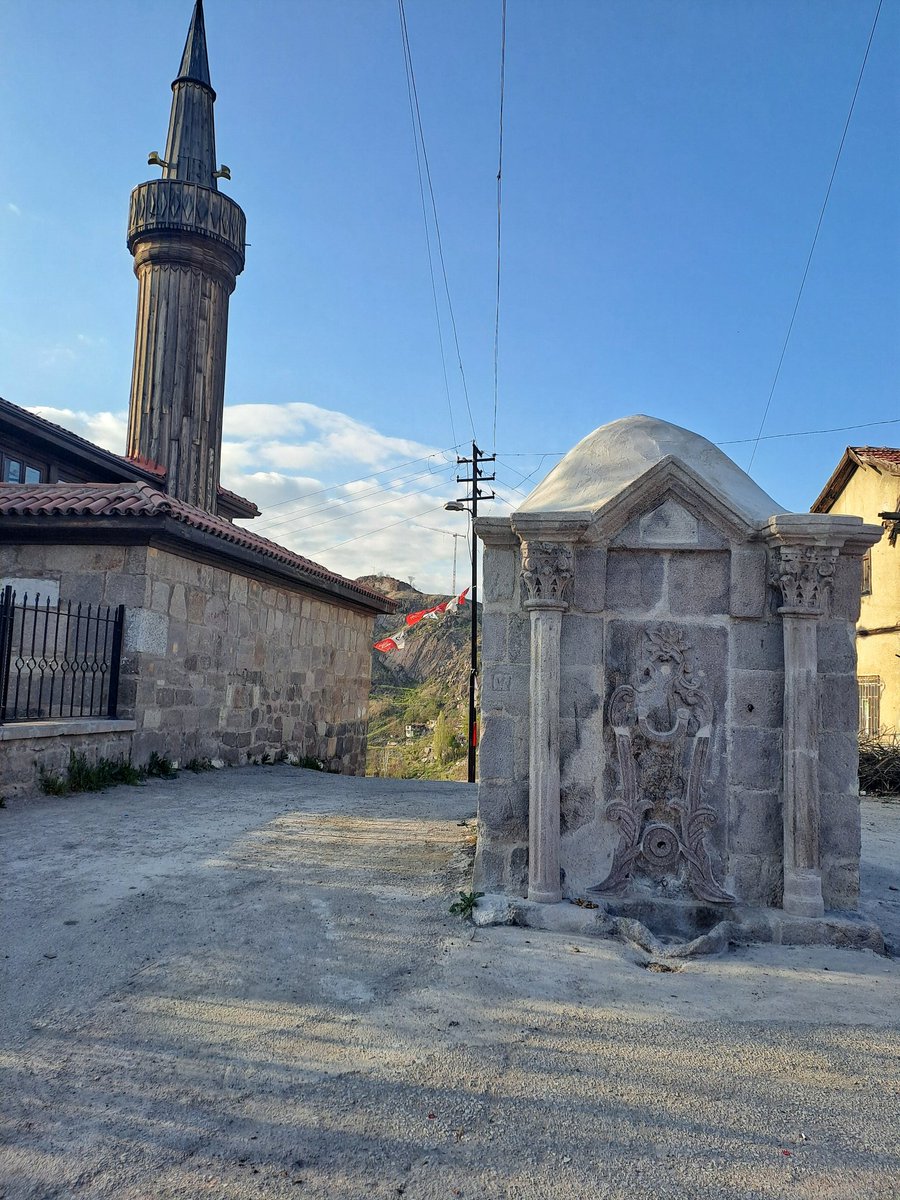 Kızılay, Kavaklıdere, Tunalı Hilmi, Bahçelievler güzeldir, ama Ankara sadece buralardan ibaret değildir. Esas, tarihî Ankara, Sıhhiye Köprüsünün kuzeyinden başlar. Kalenin eteklerindeki o köhne sokaklarda gizlidir tarih ve yaşanmışlıklar. #Ankara #Kayabaşı